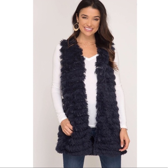 1️⃣ Left! Black Layered Faux Fur Vest - Picture 2 of 3